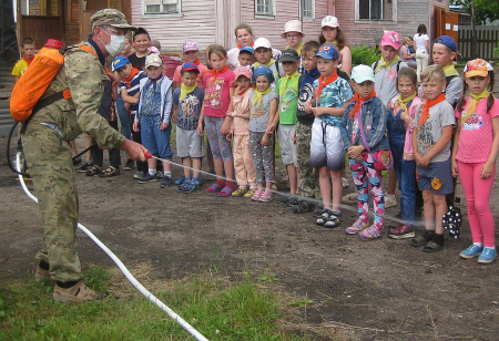 Школьники из Солигалича Костромской области знакомятся с оборудованием для тушения лесных пожаров