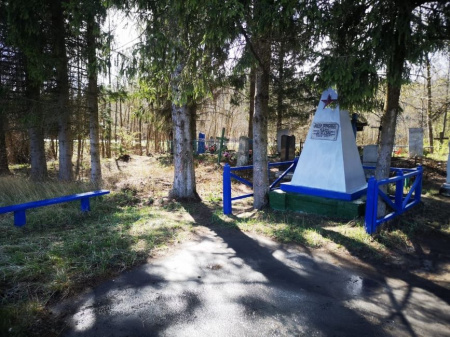Брянские лесники благоустроили памятник комиссару партизанского отряда